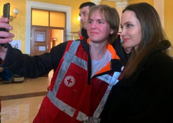 Angelina Jolie visita ‘por sorpresa’ a desplazados en Ucrania