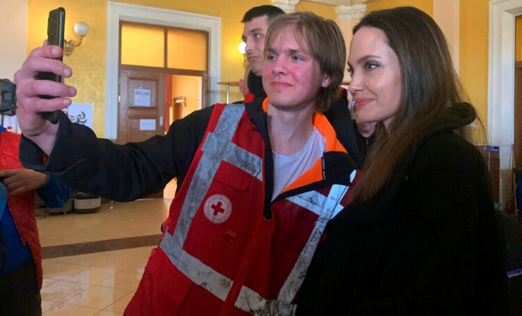 Angelina Jolie visita ‘por sorpresa’ a desplazados en Ucrania