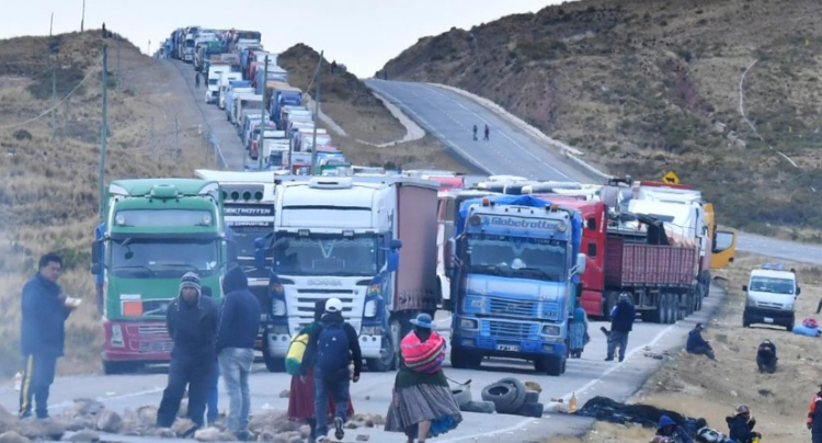 Gobierno y mineros de Colquiri no hallan acuerdos, el bloqueo en la vía a Oruro continúa