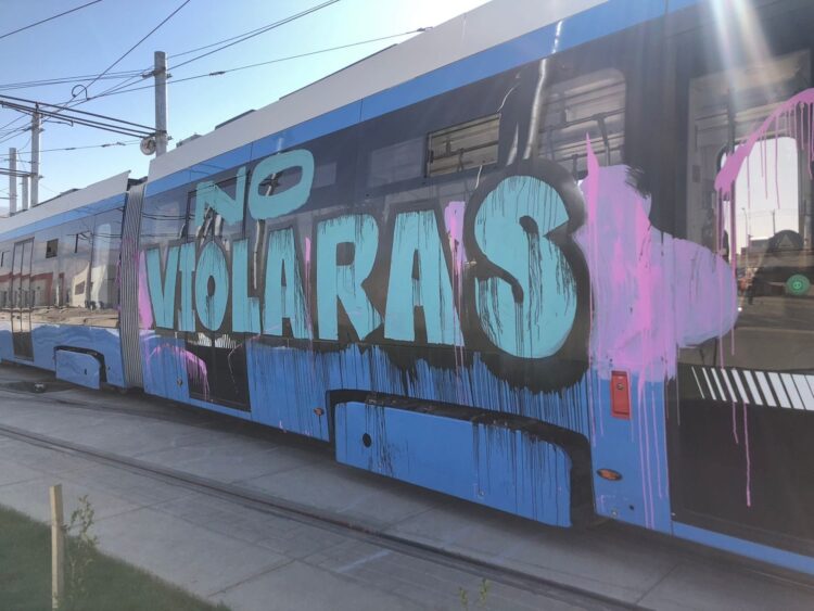 En otro ‘atentado’, un vagón de la Línea Verde del Tren Metropolitano es grafiteado