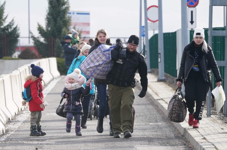 Polonia afirma que 100.000 ucranianos llegaron a su territorio desde el ataque ruso