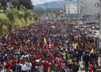 Miles de indígenas llegan a Quito en octavo día de protesta por combustibles en Ecuador