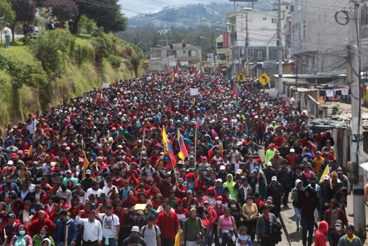 Miles de indígenas llegan a Quito en octavo día de protesta por combustibles en Ecuador