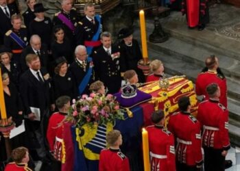 Felipe VI y Juan Carlos se sientan cerca en funeral de Isabel II