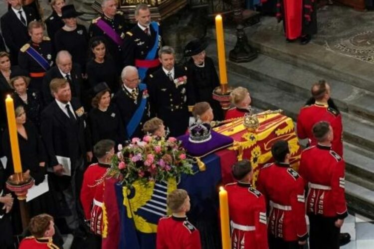 Felipe VI y Juan Carlos se sientan cerca en funeral de Isabel II