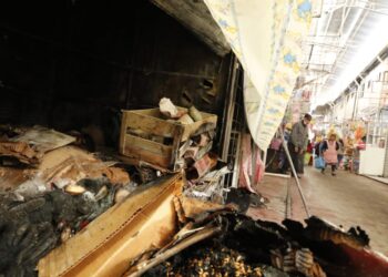 Se incendian 2 casetas de sombreros en el mercado de La Pampa en Cochabamba