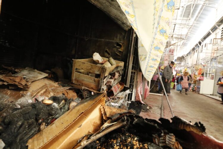 Se incendian 2 casetas de sombreros en el mercado de La Pampa en Cochabamba