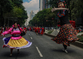 Indígenas mexicanos celebran su día con festiva marcha
