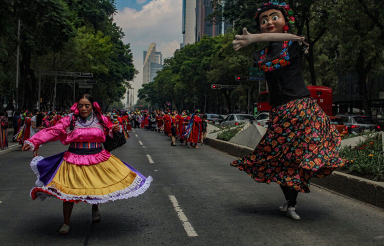 Indígenas mexicanos celebran su día con festiva marcha