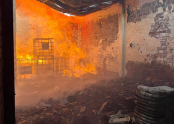 Arde depósito con más de 13.000 litros de alcohol en su interior en El Alto