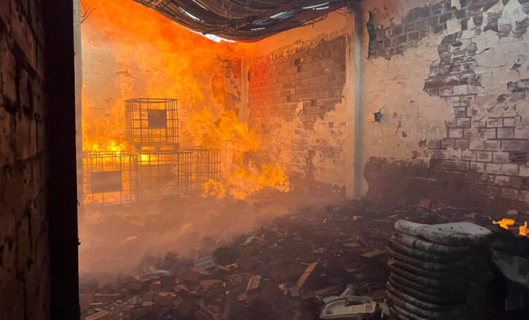 Arde depósito con más de 13.000 litros de alcohol en su interior en El Alto