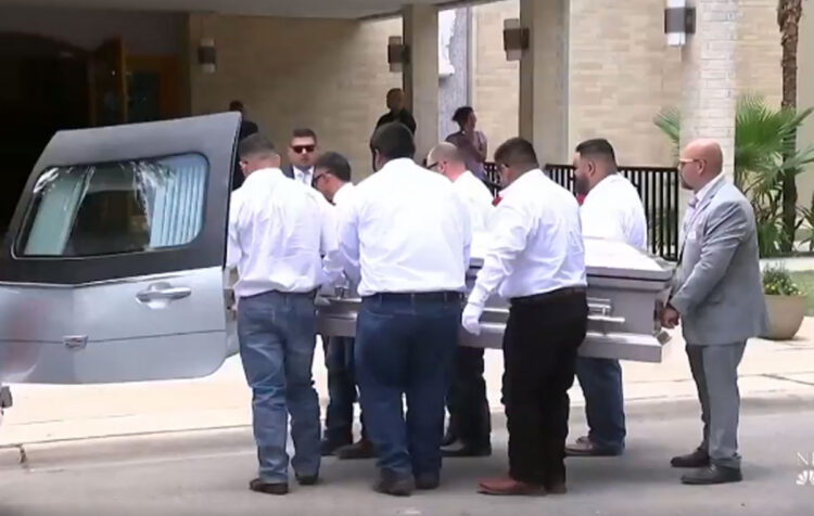 Una semana después del tiroteo, Uvalde empieza a enterrar a sus muertos