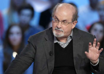 Escritor Salman Rushdie bajo respiración artificial tras ser apuñalado en Estados Unidos