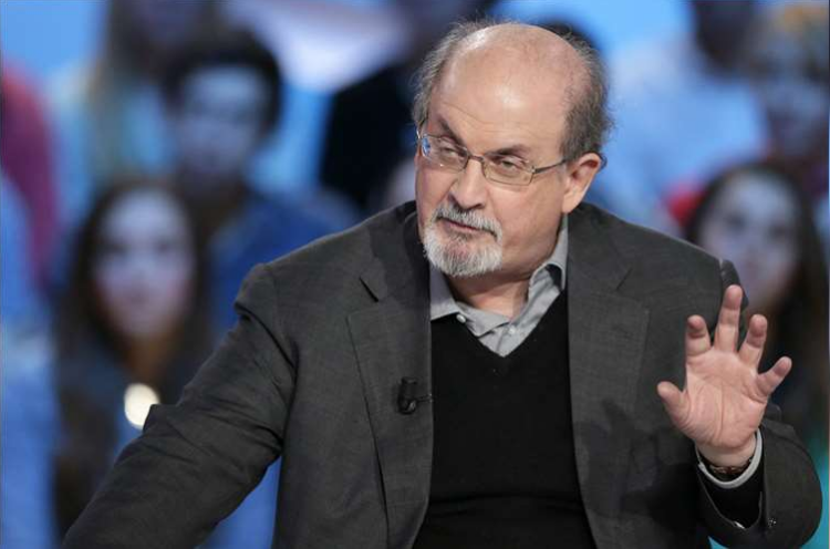 Escritor Salman Rushdie bajo respiración artificial tras ser apuñalado en Estados Unidos
