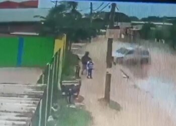 Momento en el que el auto choca con los niños y el hombre. Foto: Captura
