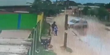 Momento en el que el auto choca con los niños y el hombre. Foto: Captura