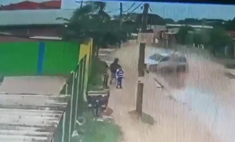 Momento en el que el auto choca con los niños y el hombre. Foto: Captura