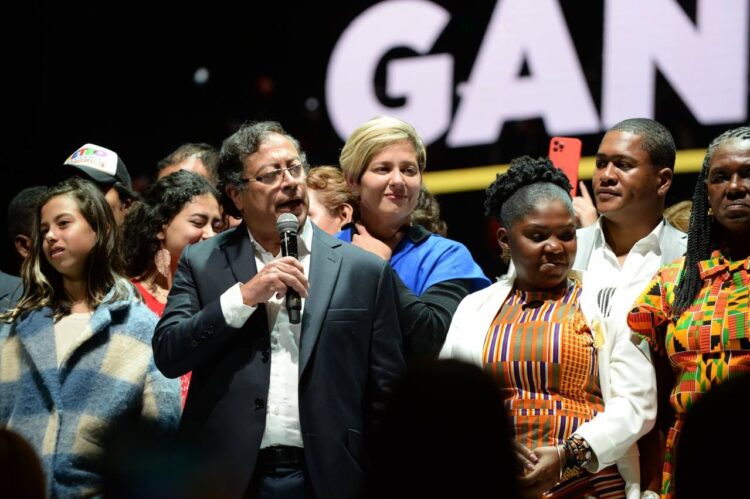 Gobierno electo de Colombia dice recibir un país con déficit fiscal ‘crítico’