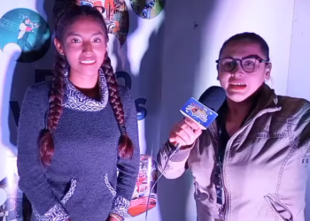 Una presentadora hostiga a Albertina Sacaca durante una feria en Santa Cruz