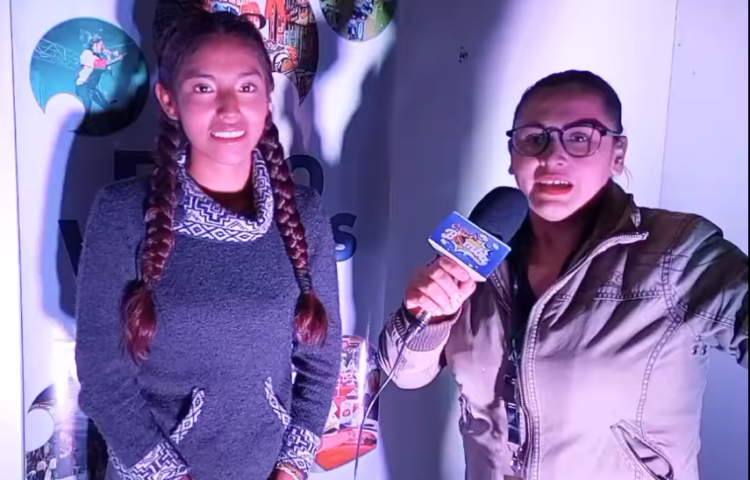 Una presentadora hostiga a Albertina Sacaca durante una feria en Santa Cruz
