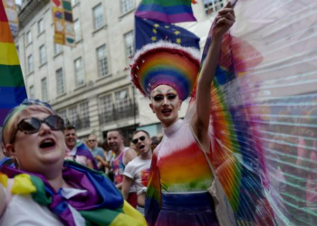 Multitud arcoíris en la Marcha del Orgullo en Londres