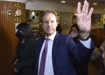 Reunión en la Católica: Tuto se desdice sobre la gestión de dejar partir a Evo en 2019