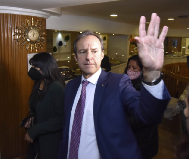 Reunión en la Católica: Tuto se desdice sobre la gestión de dejar partir a Evo en 2019