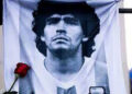 Una camiseta mítica de Maradona es expuesta en Qatar durante el Mundial