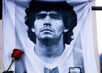 Una camiseta mítica de Maradona es expuesta en Qatar durante el Mundial