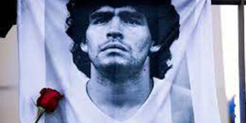 Una camiseta mítica de Maradona es expuesta en Qatar durante el Mundial