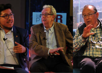 Panelistas debaten sobre el control de la inflación en Bolivia y la crisis económica por la guerra