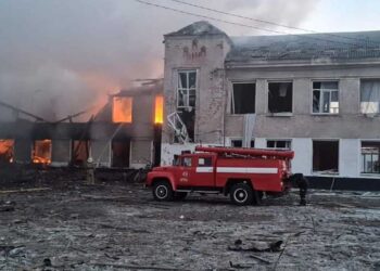 Tren bombardeado era militar asegura Rusia, Ucrania denuncia masacre de civiles