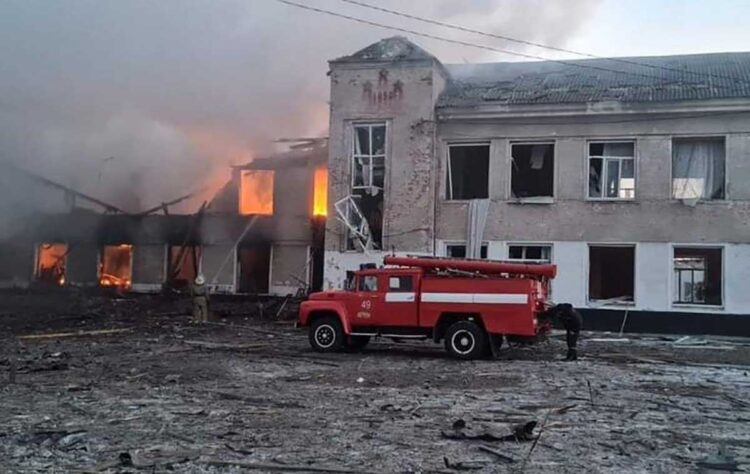 Tren bombardeado era militar asegura Rusia, Ucrania denuncia masacre de civiles