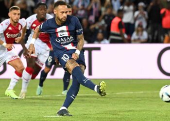 Neymar salva de la derrota al PSG y sigue al frente de los goleadores
