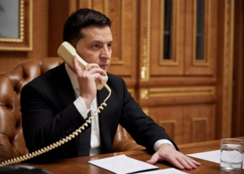 Presidente ucraniano Zelenski dice que conversó por teléfono con Biden