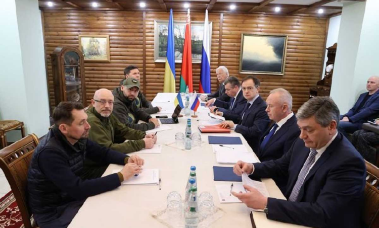 Ucrania anuncia ‘resultados positivos’ sobre corredores humanitarios en negociaciones con Rusia