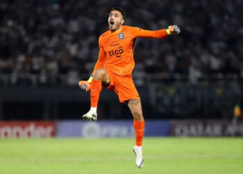 Arquero uruguayo Olveira ataja dos penales y clasifica a Olimpia a grupos de Libertadores