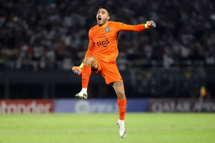 Arquero uruguayo Olveira ataja dos penales y clasifica a Olimpia a grupos de Libertadores