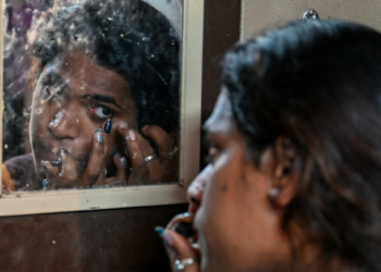 Considerados parias en India, los transgéneros se convierten en artistas