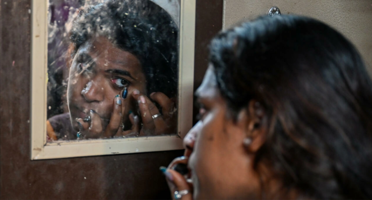 Considerados parias en India, los transgéneros se convierten en artistas