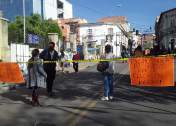 Padres de familia bloquean calles de La Paz por el mantenimiento de los colegios