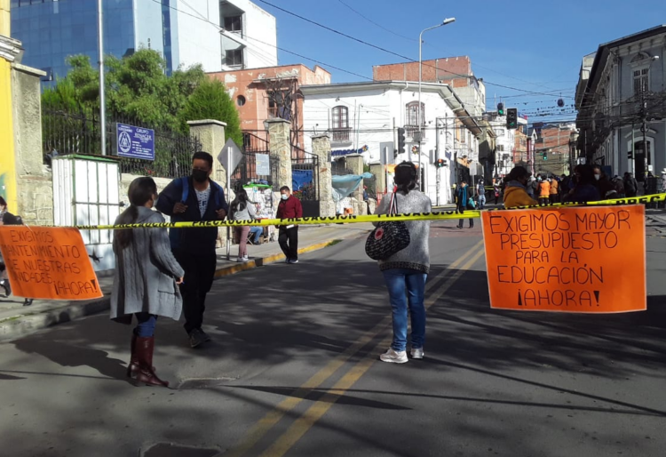 Padres de familia bloquean calles de La Paz por el mantenimiento de los colegios