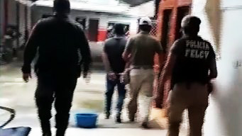 Violación de niño desata violencia en Yapacaní, desnudan y golpean a uno de los acusados en la plaza