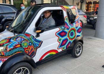 Ebrard conduce un auto eléctrico en Bolivia y anuncia que se venderá en México desde 2023