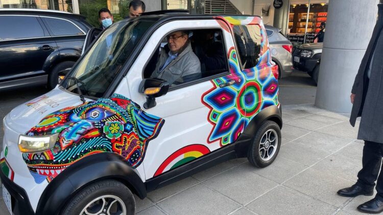 Ebrard conduce un auto eléctrico en Bolivia y anuncia que se venderá en México desde 2023