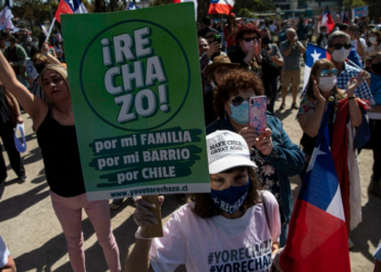 Decenas de personas se manifiestan en Chile por el rechazo de la nueva Constitución