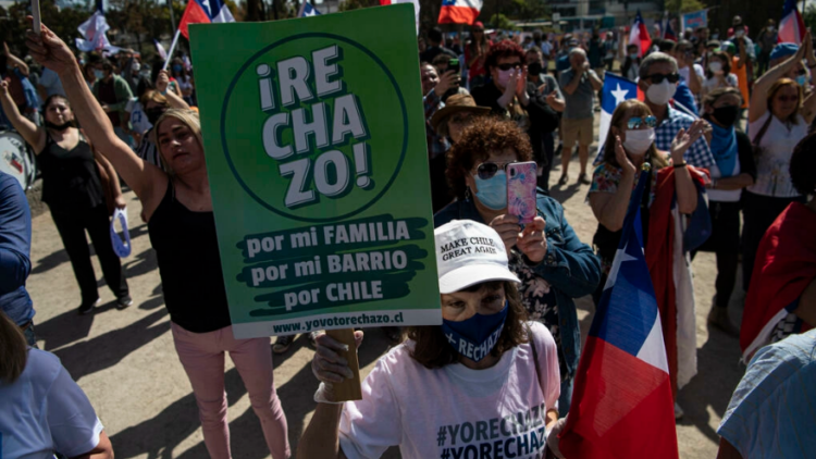 Decenas de personas se manifiestan en Chile por el rechazo de la nueva Constitución