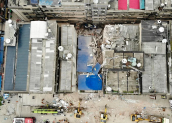 Rescatadas cinco personas tras derrumbe de un edificio en China
