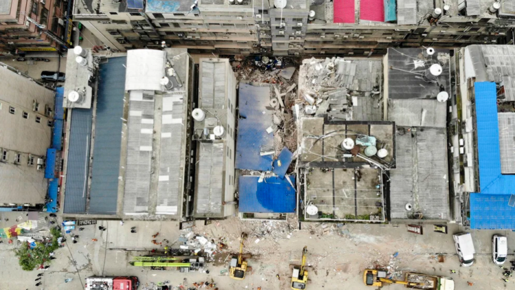 Rescatadas cinco personas tras derrumbe de un edificio en China