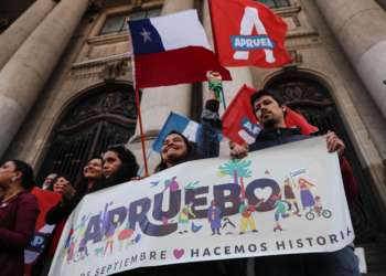 Chilenos en el extranjero votan divididos sobre propuesta de Constitución